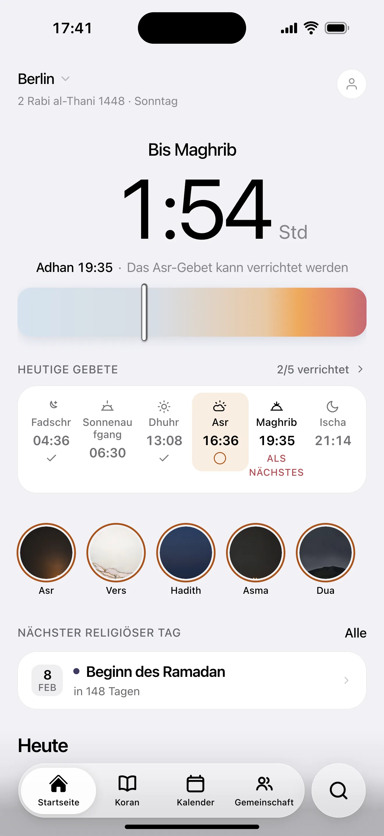 Gebetsruf-Startbildschirm: die Zeit bis zum Maghrib-Adhan, das Lichtband des Tages und die sechs Gebetszeiten von heute
