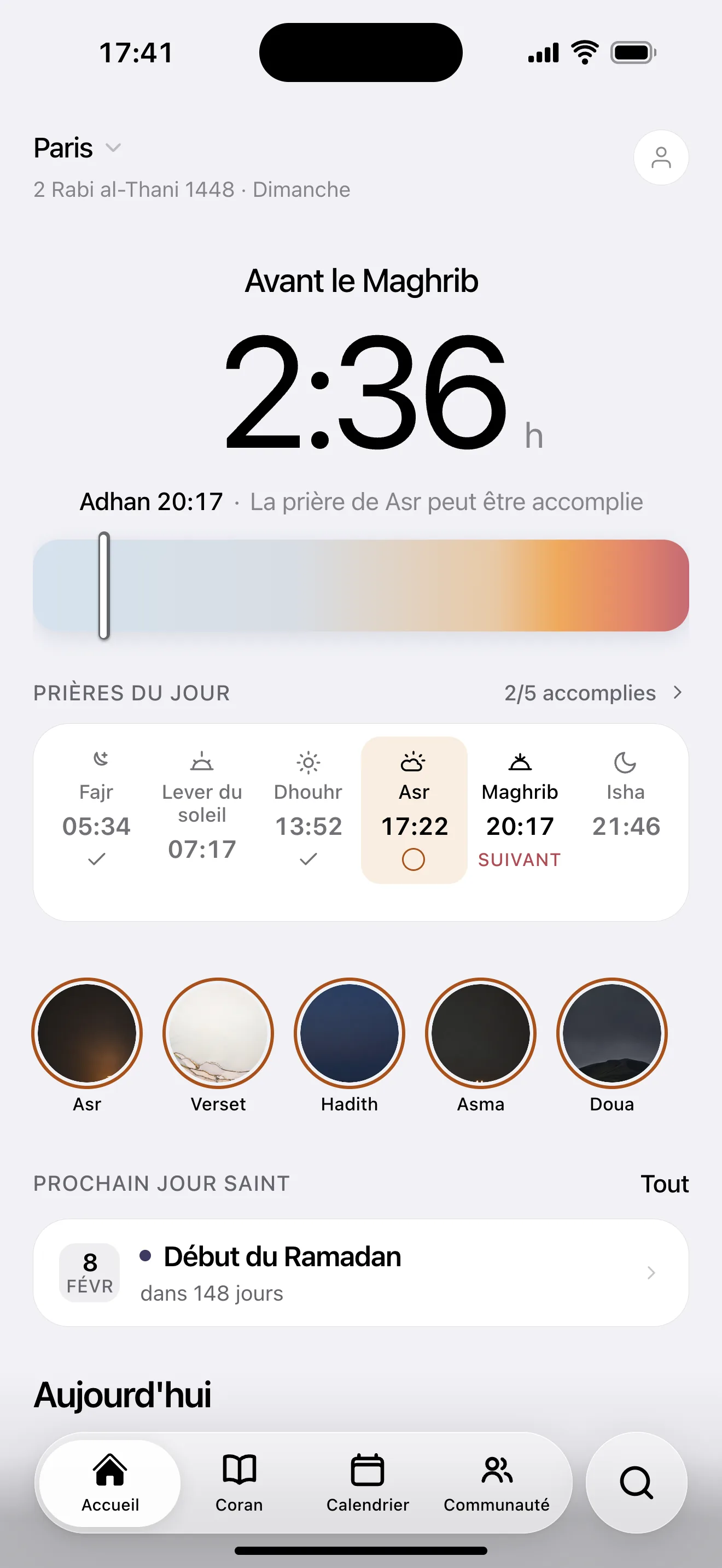 Écran d’accueil de Ma Prière : le temps restant avant l’adhan du Maghreb, la bande lumineuse du jour et les six horaires de prière