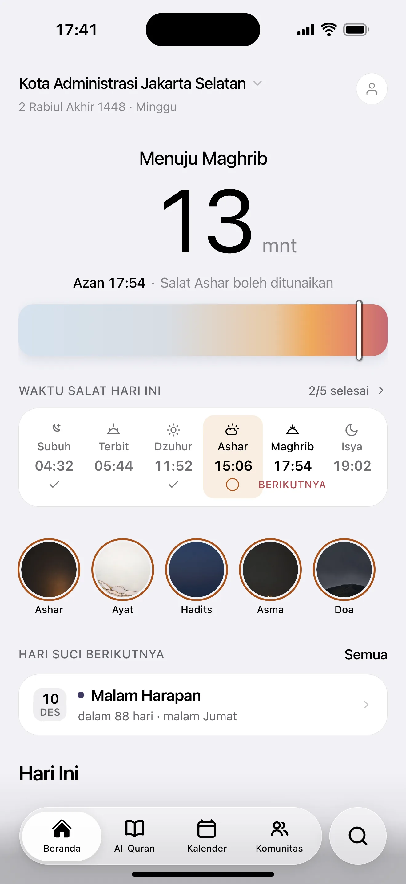 Layar utama SholatKu: sisa waktu menuju azan magrib, pita cahaya harian dan enam waktu salat hari ini